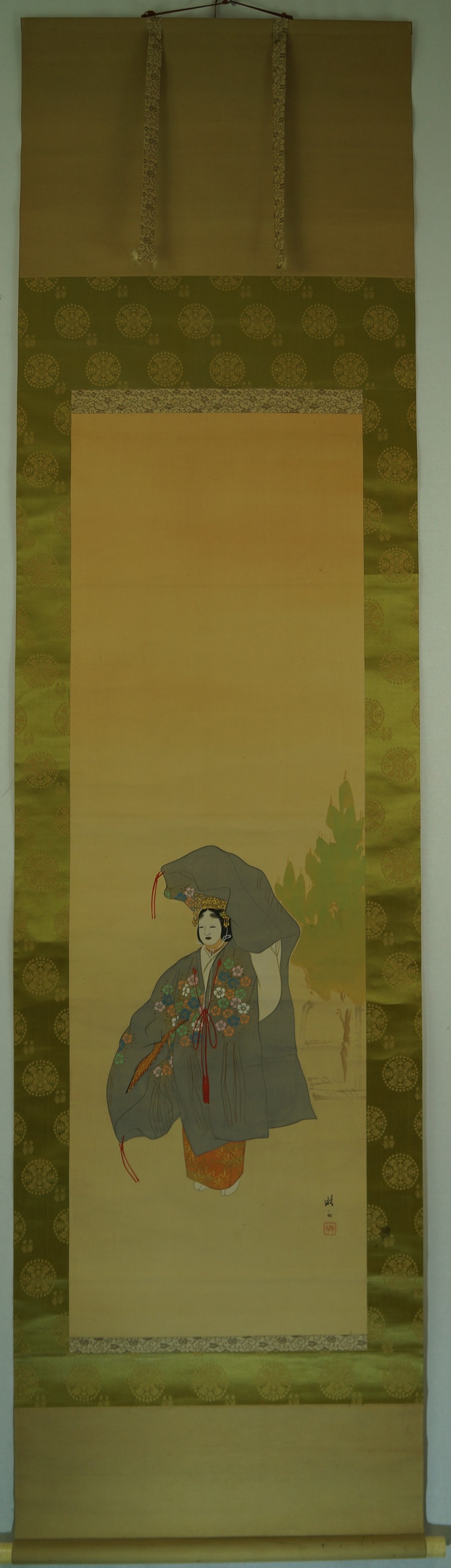 Kakemono kobieta w kimonie widok calosciowy zwoj wiszacy