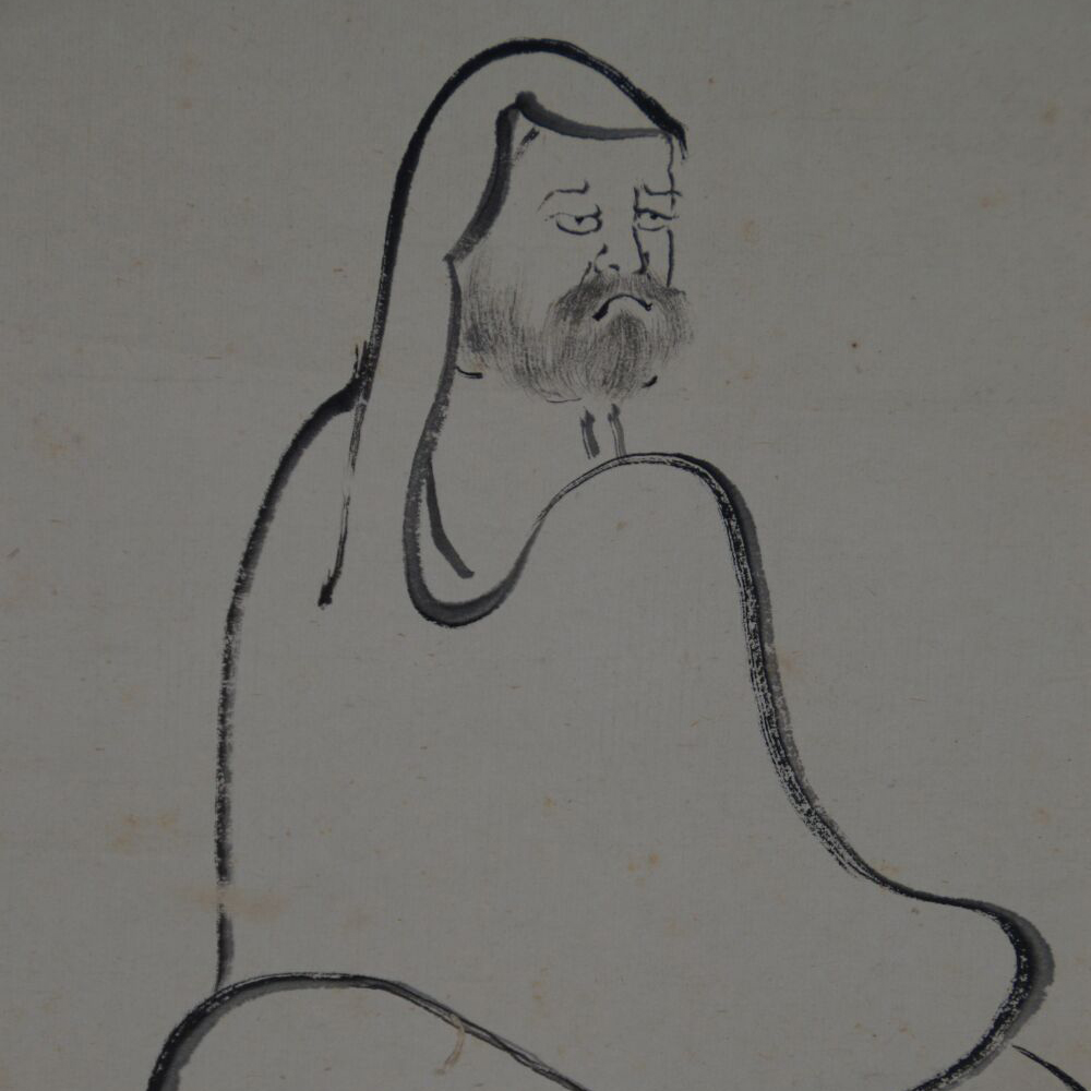 Nahaufnahme von Kopf und Oberkoerper des sitzenden Bodhidharma im Kakemono Bodhidharma Geradewegs ins Herz