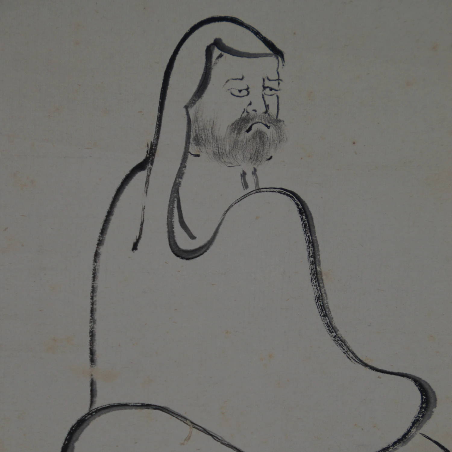 Nahaufnahme von Kopf und Oberkoerper des sitzenden Bodhidharma im Kakemono Bodhidharma Geradewegs ins Herz