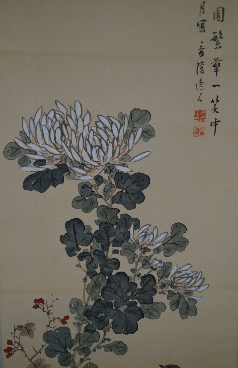 Weitere Ansicht des Gesamtmotivs mit Gedichtinschrift, Chrysanthemen und roten Beeren im Kakemono Herbstchrysanthemen, ohne Rahmung