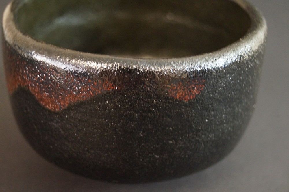 Chawan in ceramica Raku di Shien Takeda vista laterale 3