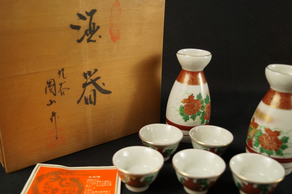 Sake Set Pfingstrosenmotiv Kutani Porzellan Set Frontalansicht mit Aufbewahrungsbox