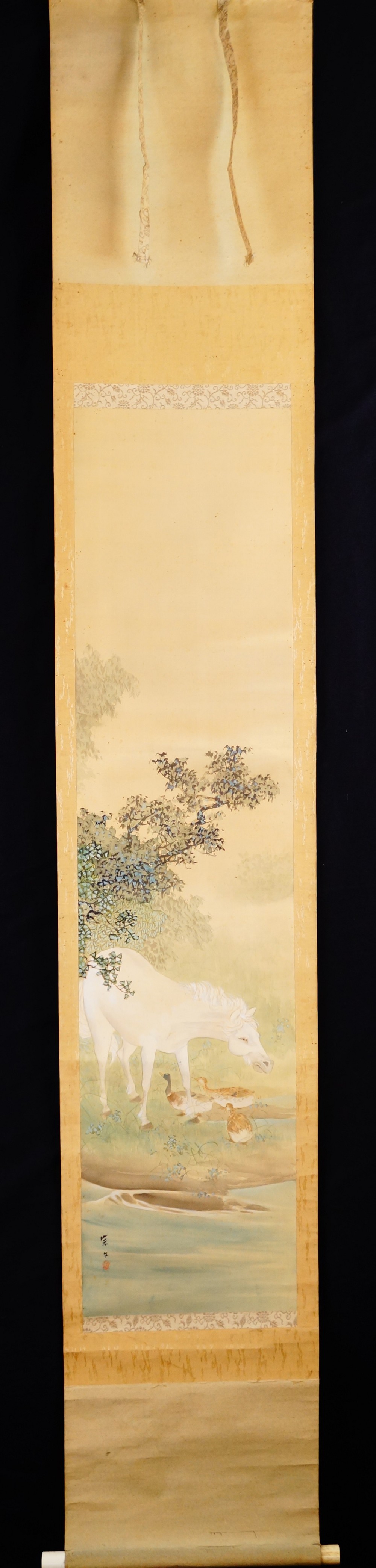 Gesamtansicht des Kakemono mit weissem Pferd und Enten von Sobun, aufgehaengt mit Aufhaengeschnur