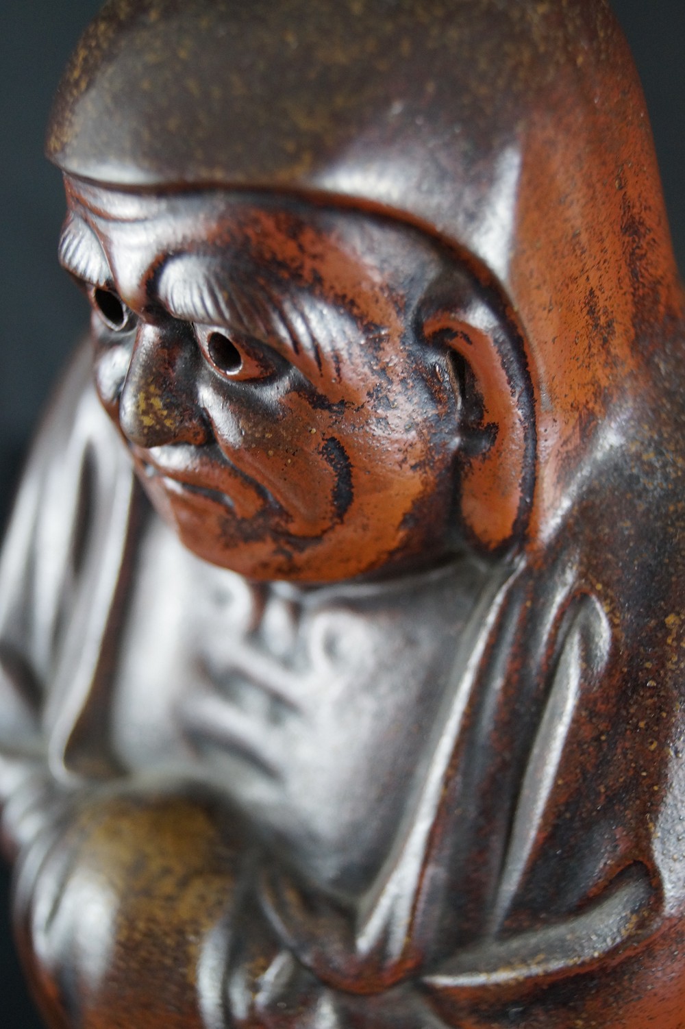 Bodhidharma Daruma weit geoeffnete Augen Bizen Keramik Gesicht Nahaufnahme 1