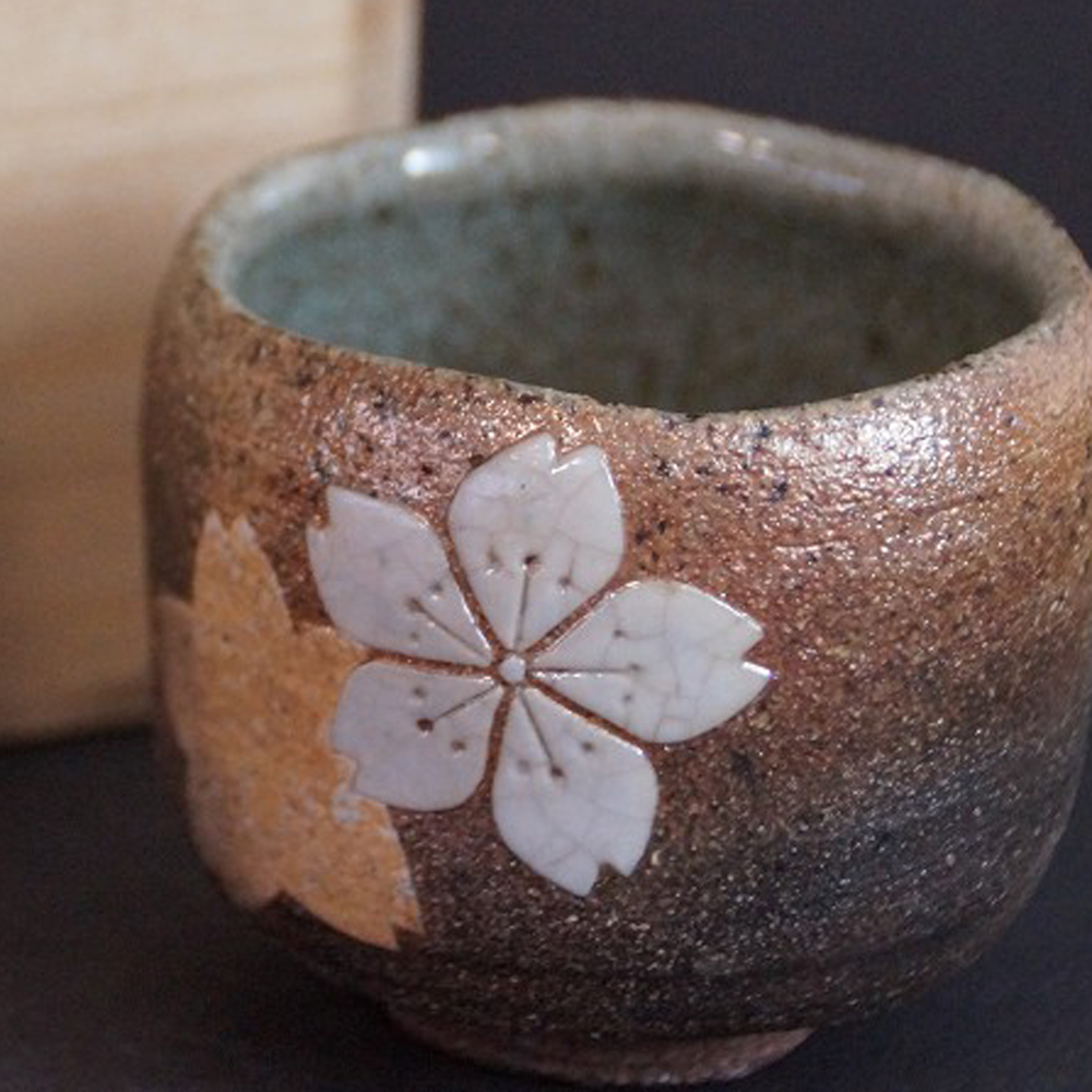 Vorschau-Nahaufnahme der Karatsu Sake Schale mit Kirschbluetenmotiv