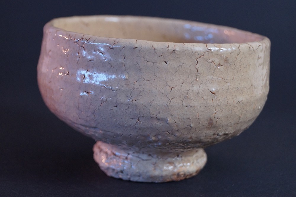 Rueckansicht des Chawan mit changierender Craquele-Glasur