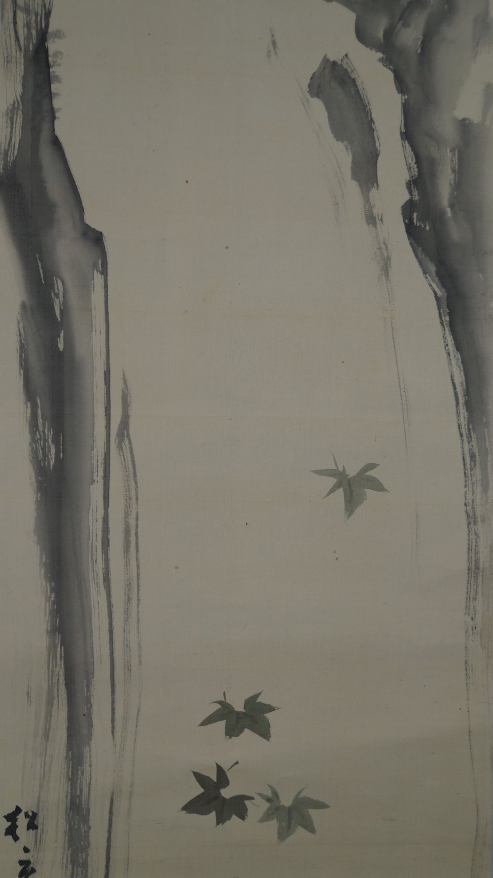 Weitere Nahaufnahme der treibenden Ahornblaetter unterhalb des Wasserfalls im Kakemono Ahornblaetter am Wasserfall