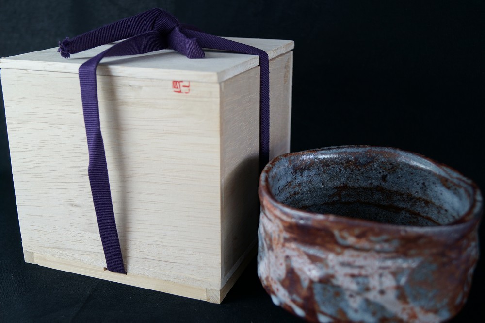 Chawan Shino Keramik Frontalansicht mit Aufbewahrungsbox 2