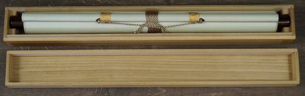 Rollo colgante enrollado en caja de madera abierta con cordón kakemono en caja de conservación