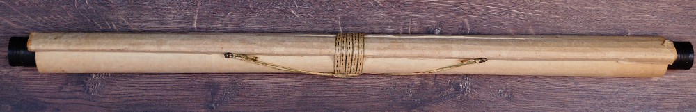 Zusammengerolltes Kakemono mit Kordelverschnuerung