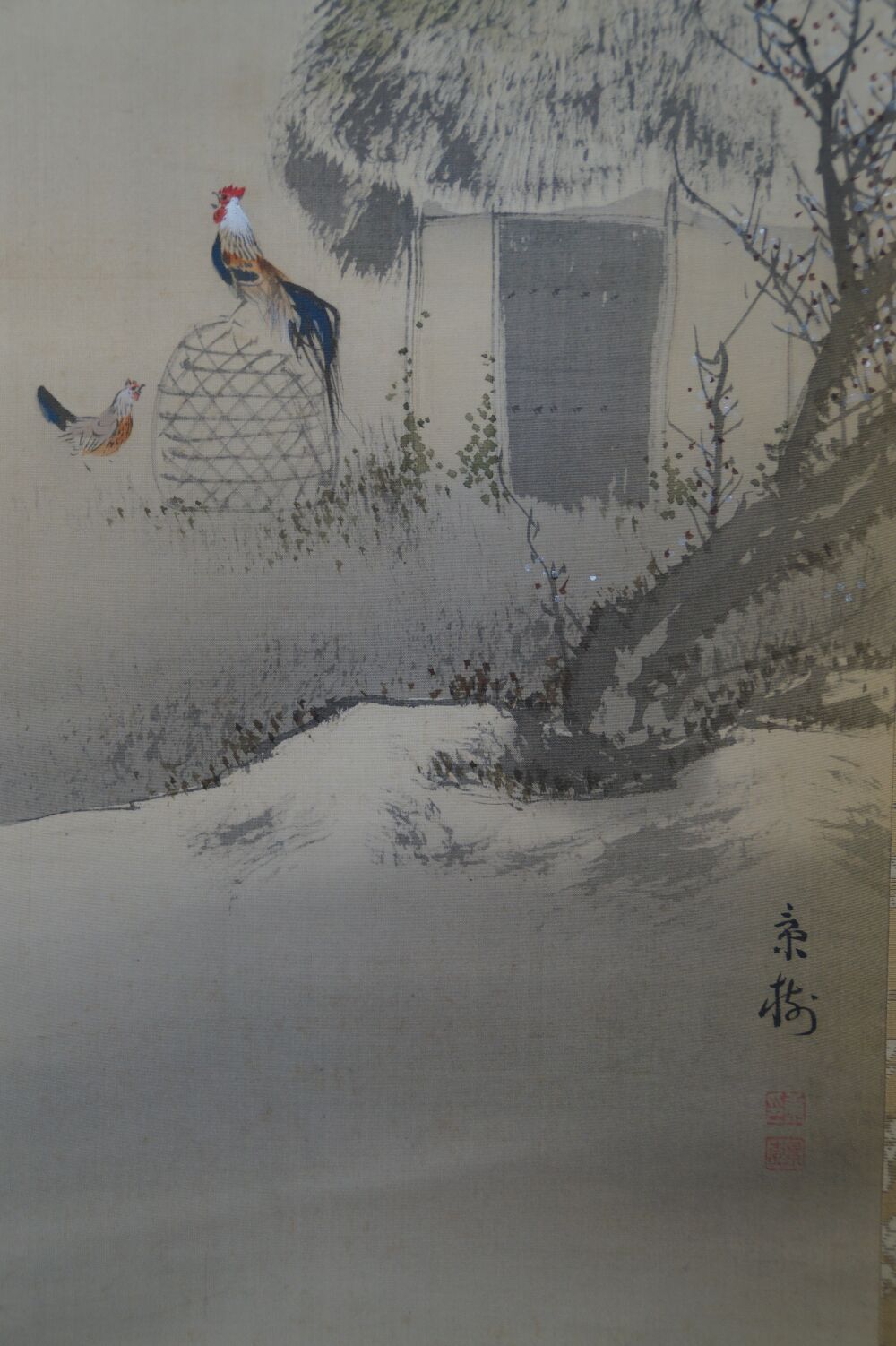 Weitere Ansicht des Gesamtmotivs mit Kuenstlersignatur, Strohhuette und Pflaumenbaum im Kakemono Hahn und Pflaumenblueten, ohne Rahmung