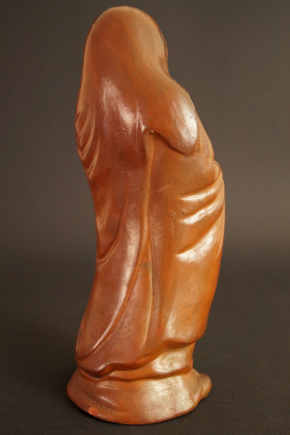 Bodhidharma Daruma Figur aus Bizen Keramik Rueckansicht