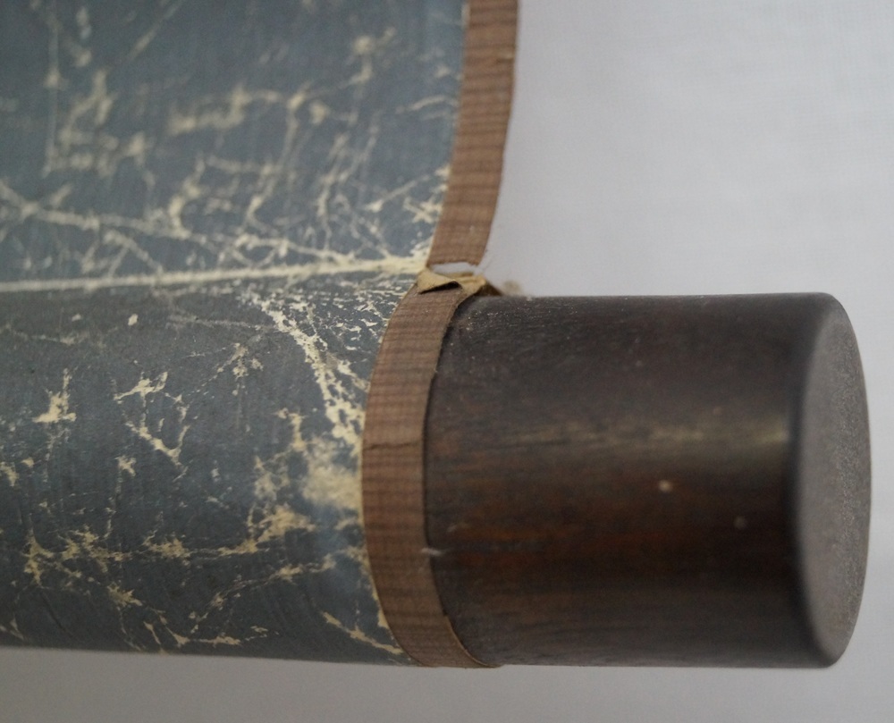 Die Kiefer und der knorrige Pflaumenbaum Rollendetail