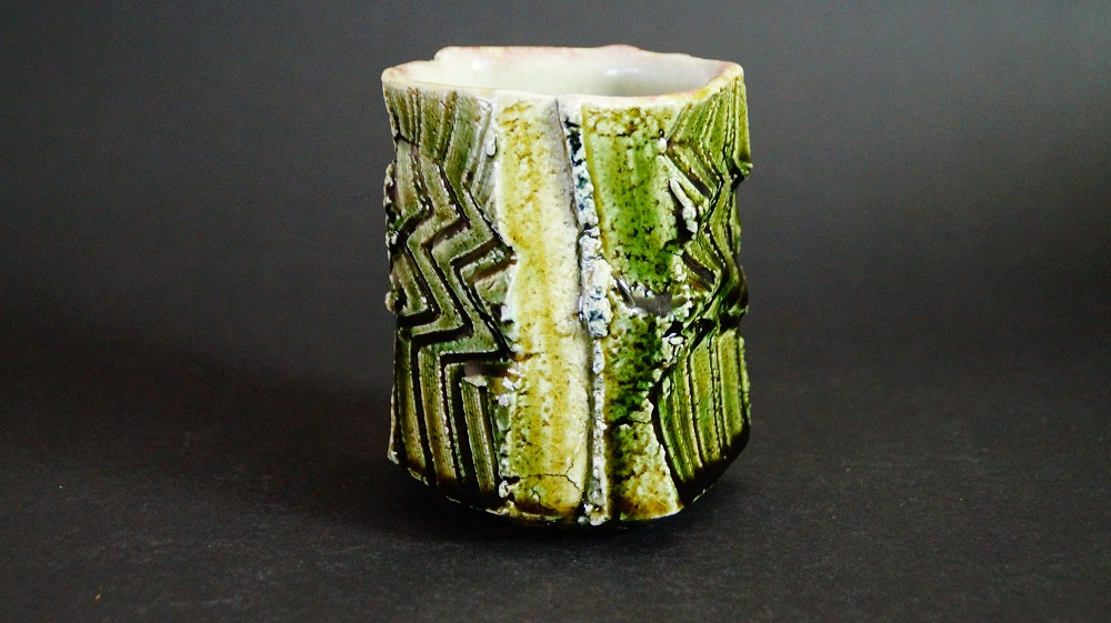 Yunomi Teeschale aus Oribe-Keramik von Kawachi Hidetoshi Seitenansicht 1