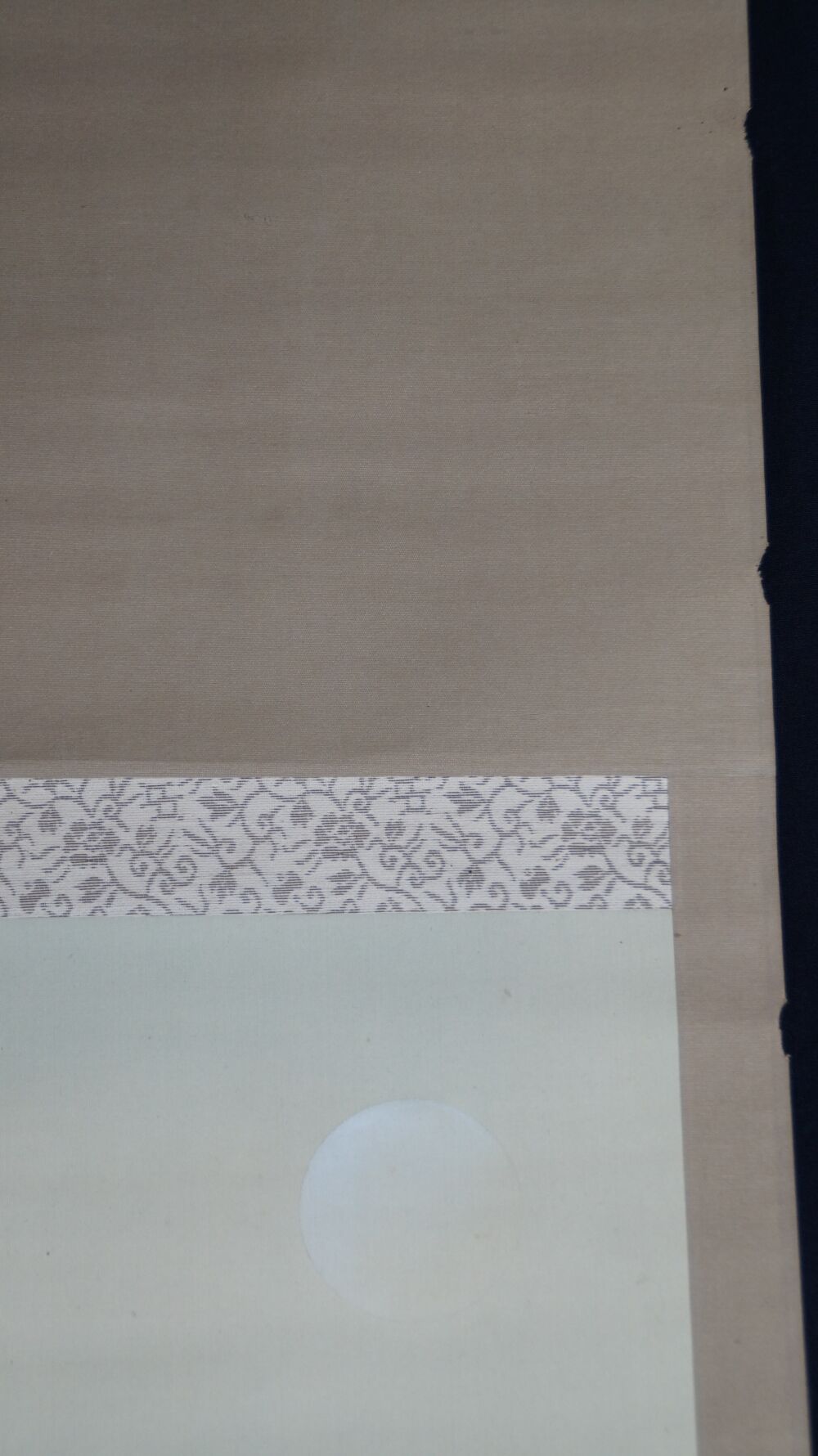 Detailansicht des Rankenmusters der Seidenmontierung mit Blick auf den Mond im Kakemono Schoenheit im Kimono