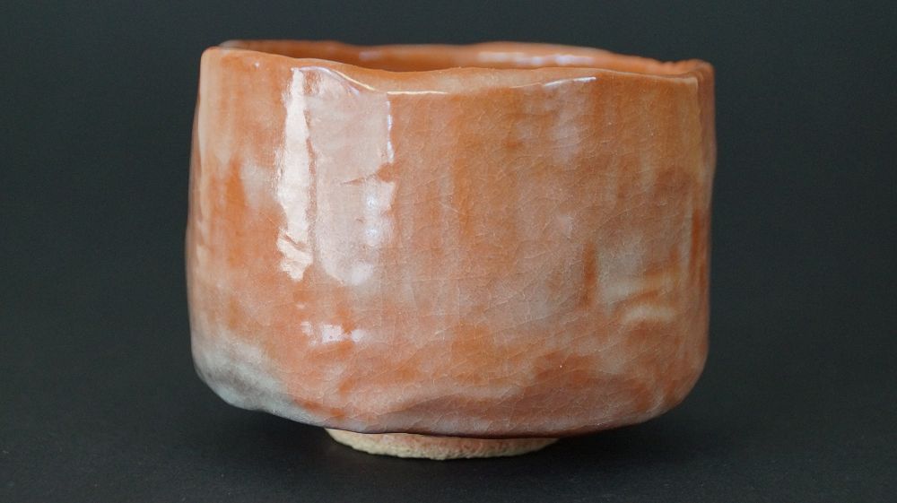 Chawan Teeschale aus Raku-Keramik von Ichiraku Nishimura in der Gesamtansicht mit fliessender Glasurstruktur