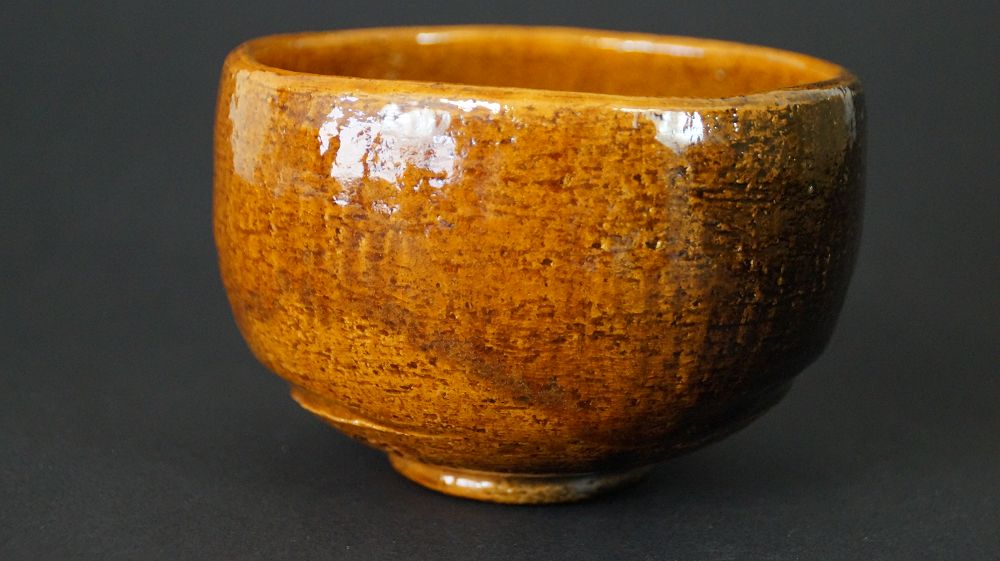 Weitere Ansicht der Chawan Teeschale aus Ohi-Keramik von der Seite