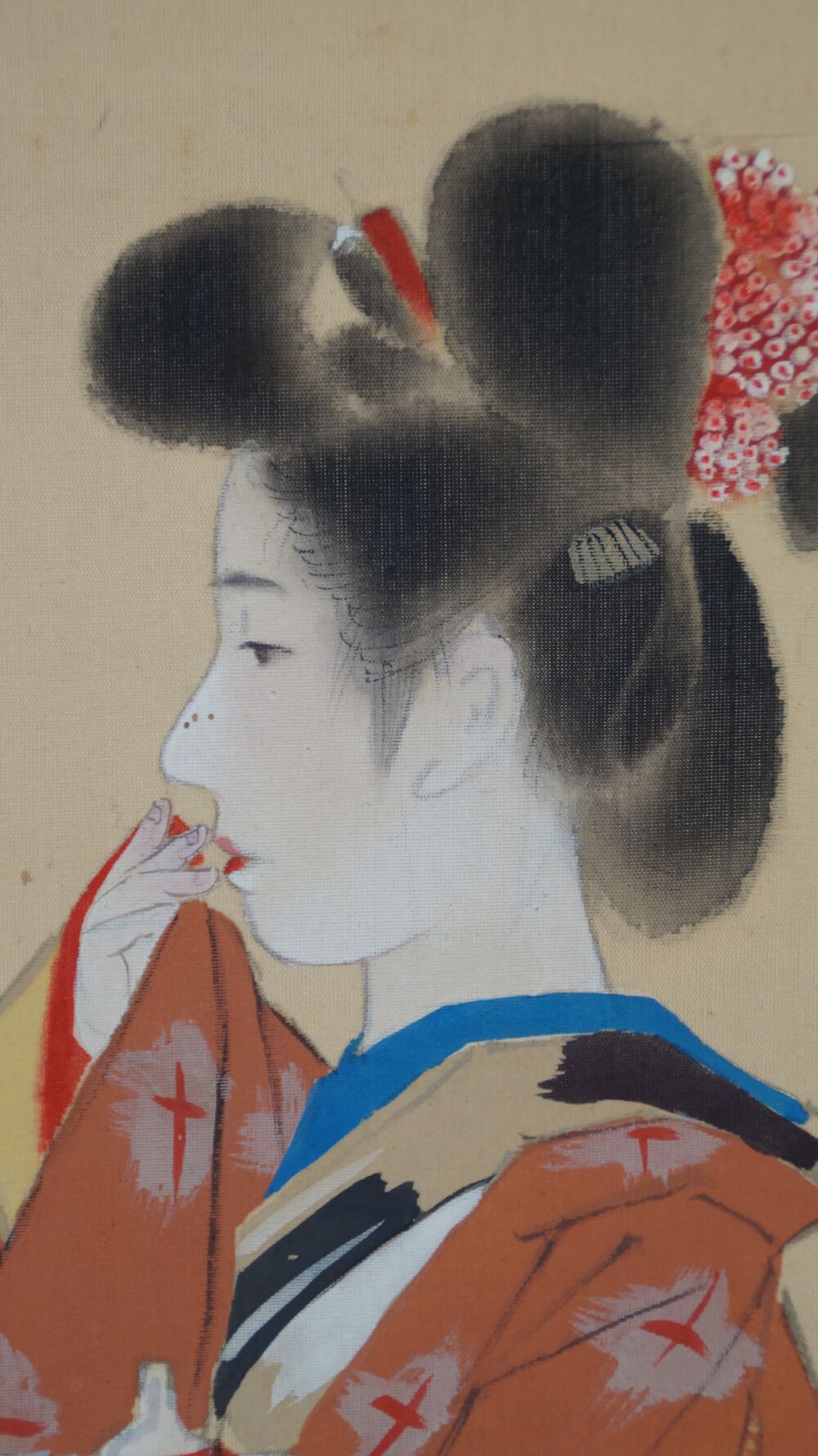 Nahaufnahme der kunstvollen Frisur mit rotem Haarschmuck im Kakemono Schoenheit im Kimono