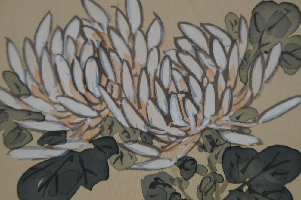 Makroaufnahme der weissen Chrysanthemenblueten im Kakemono Herbstchrysanthemen