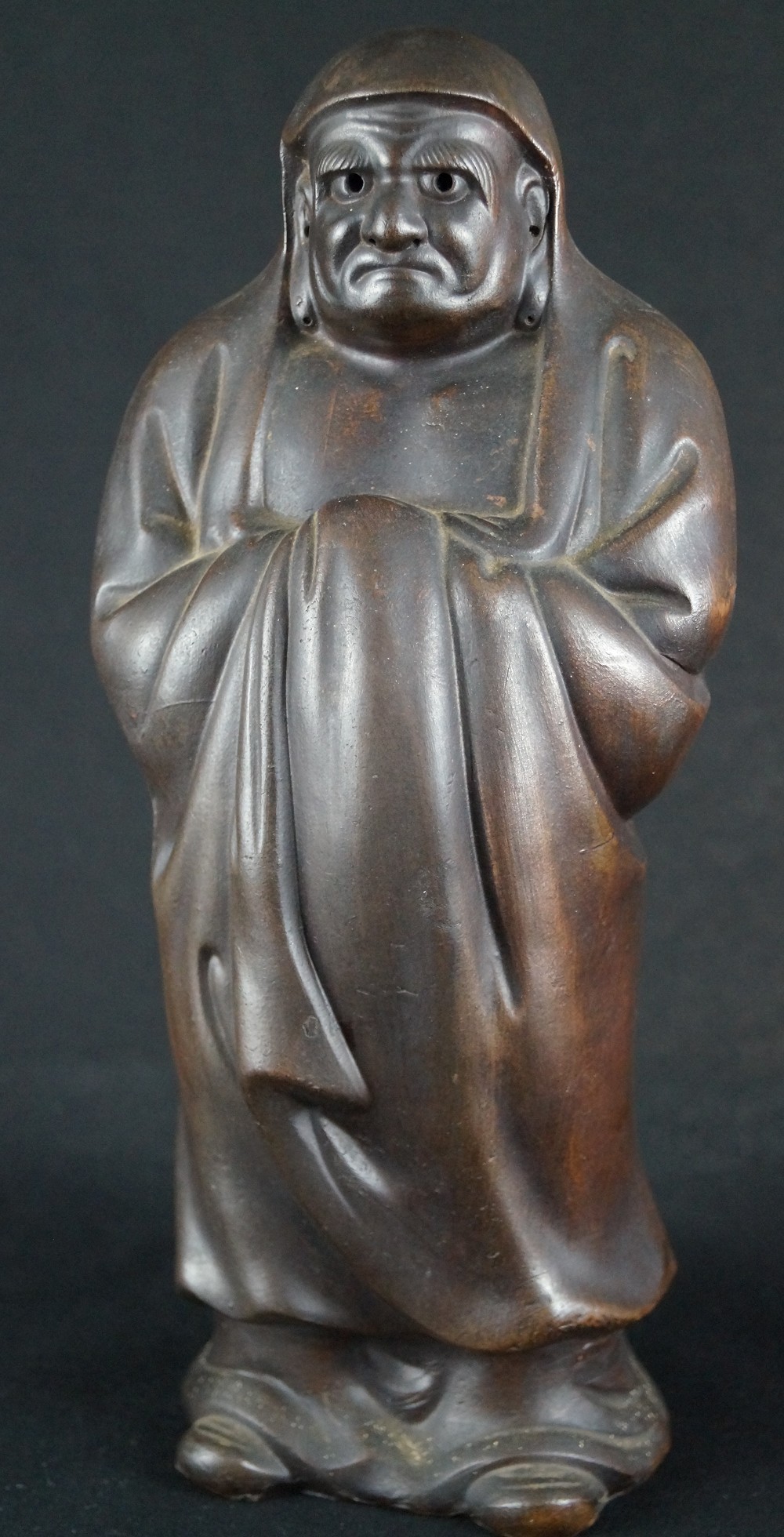 Bodhidharma Daruma nachdenklicher Blick Bizen Keramik Frontalansicht