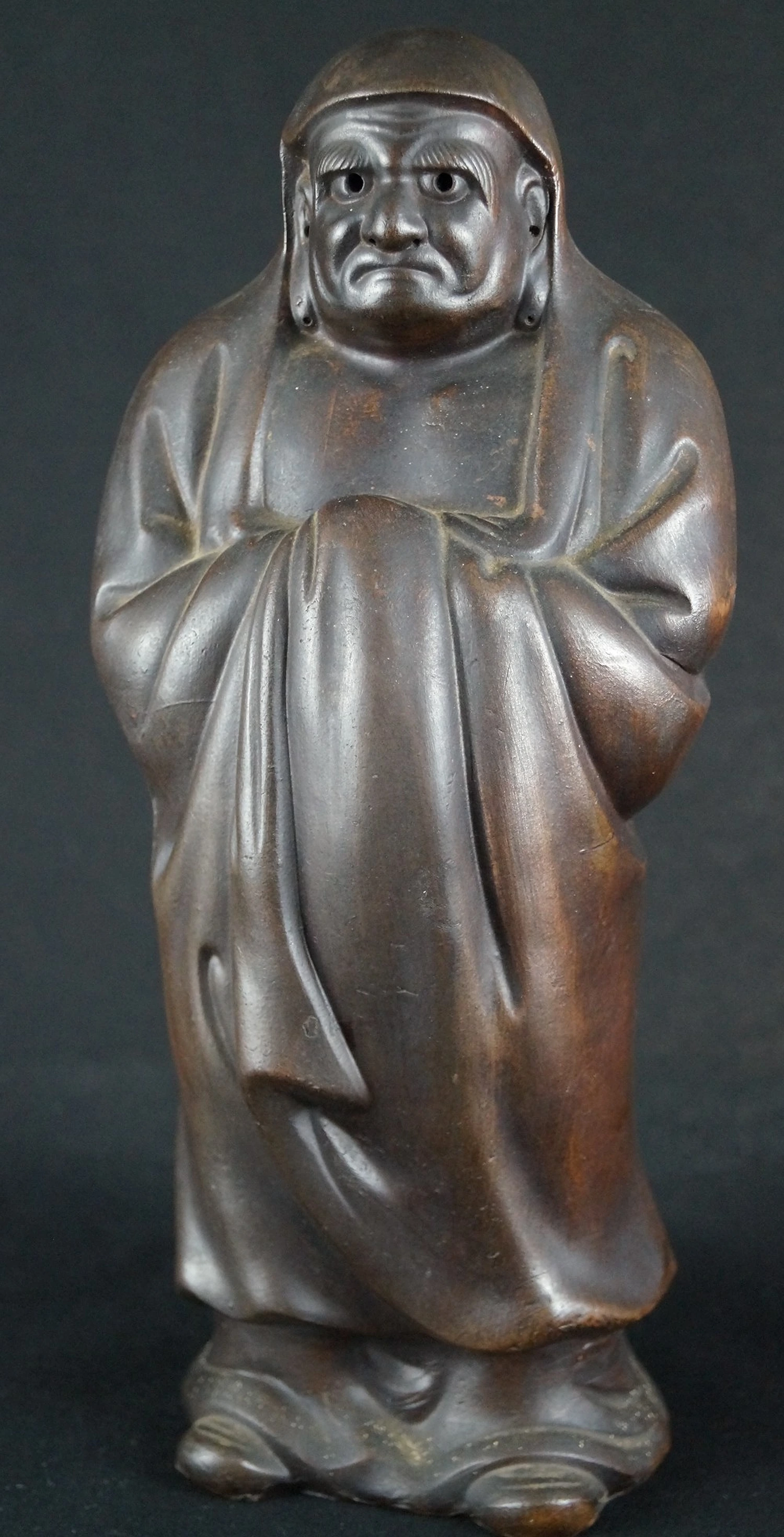 Bodhidharma Daruma regard pensif céramique de Bizen Vue de face