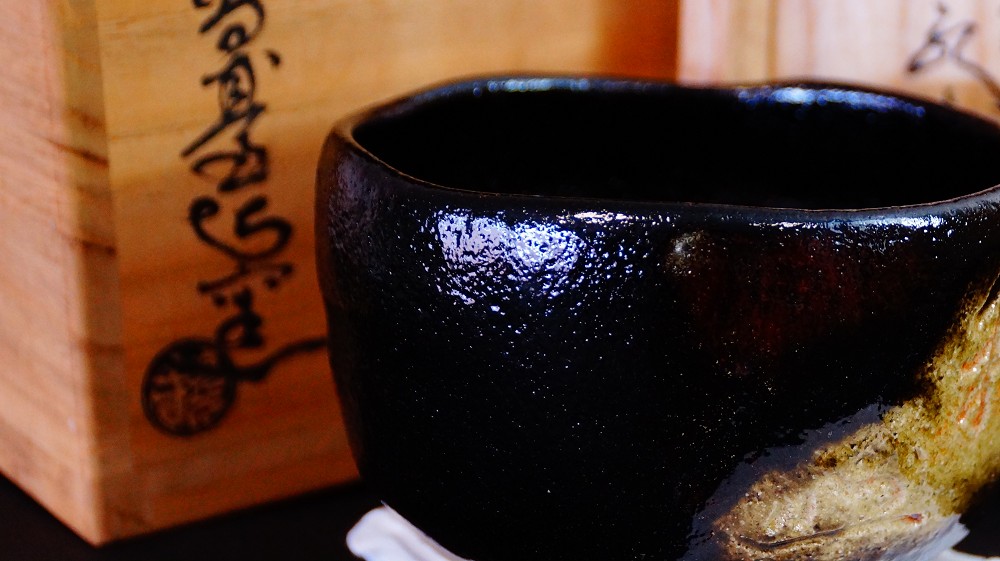 Cuenco de té de cerámica Raku por Yoko Meido vista frontal con caja de conservación 1