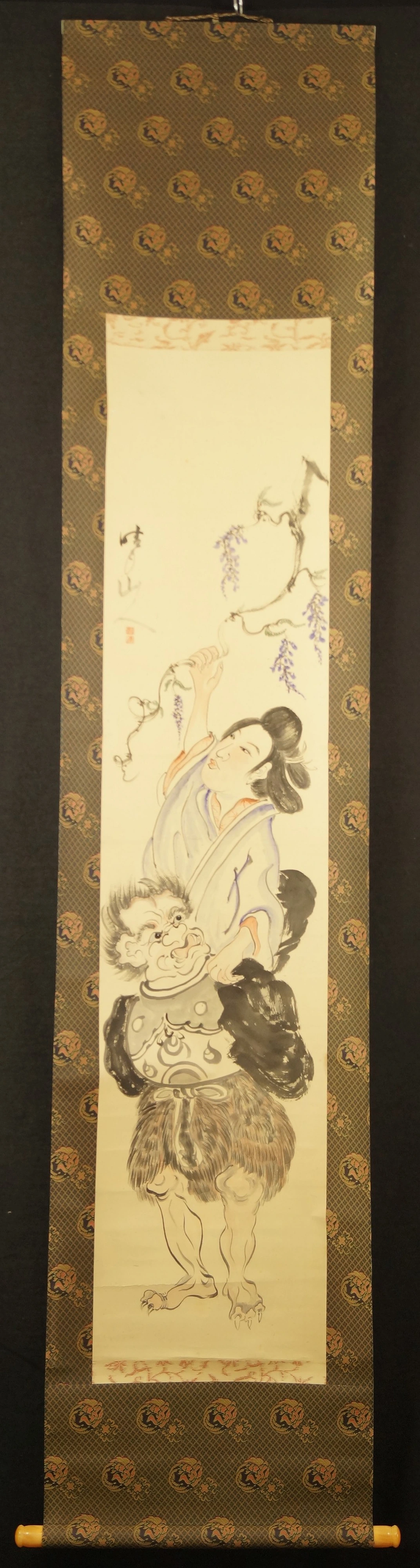 Dame mit Oni unter Glyzinienblüten Gesamtansicht Rollbild