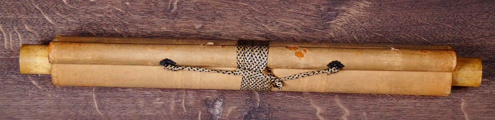 Zusammengerolltes und mit Kordel verschnuertes Kakemono Singvogel auf Rebe von Mori Getsujo