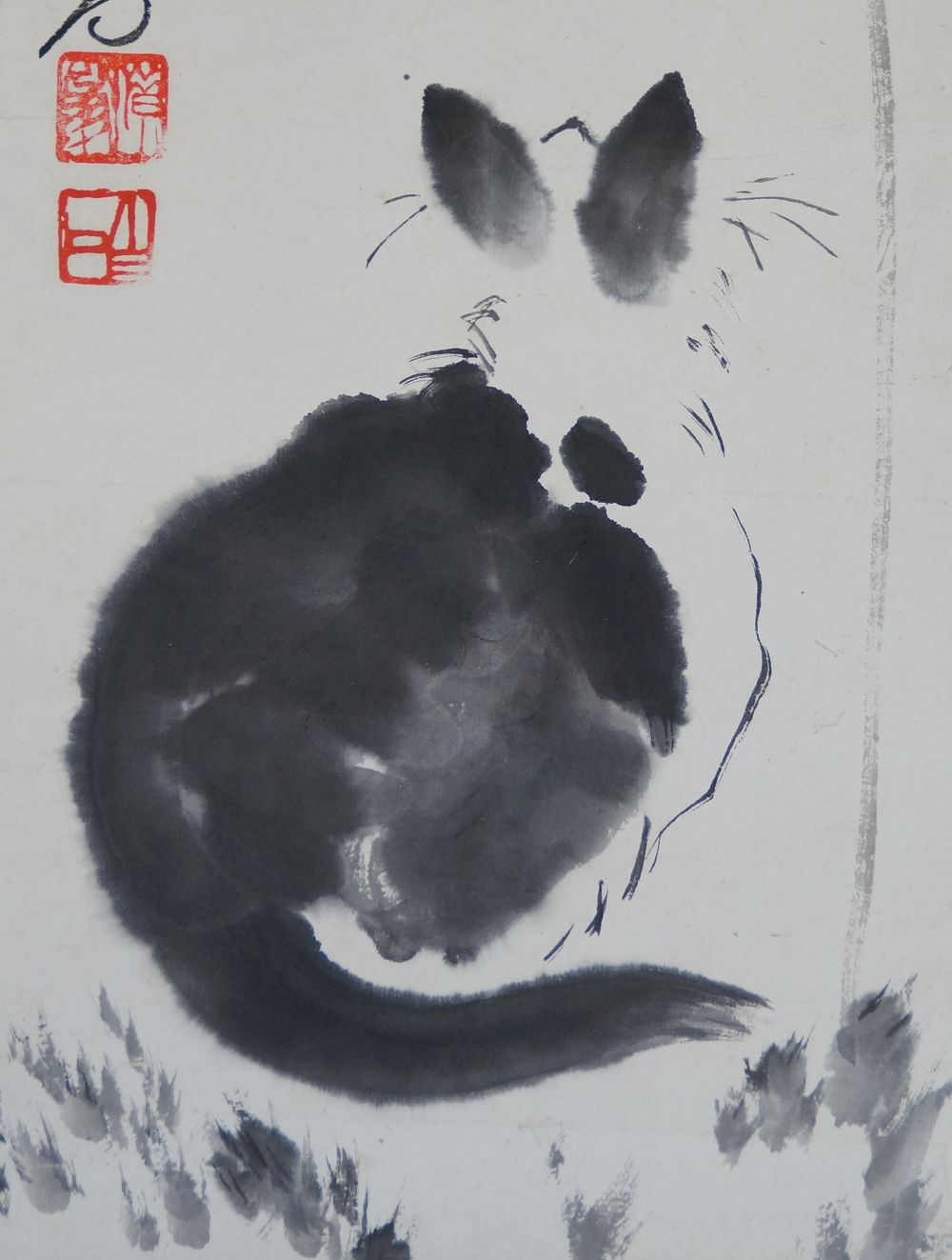 Autre vue détaillée des oreilles du chat noir avec signature de l'artiste et sceau rouge