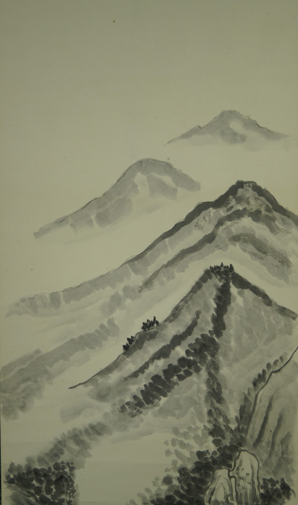 Landschaft mit Wasserfall und Floessern Nahaufnahme der fernen Bergketten im Dunst Landschaft Nahaufnahme