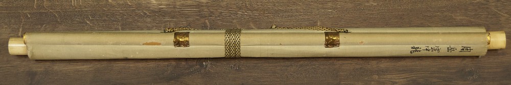 Zusammengerolltes Kakemono mit Titeletikett und Kordel sowie Jikusaki aus Knochen