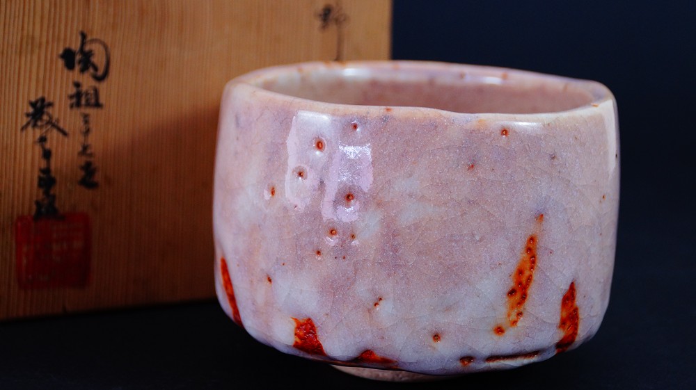 Chawan aus Shino-Keramik von Masayoshi Kato neben der beschrifteten Aufbewahrungsbox