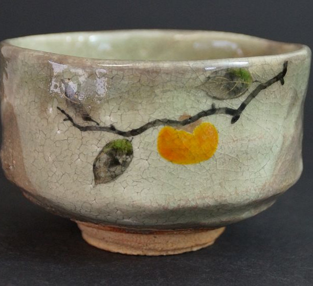 Chawan aus Kyoto-Keramik von Seizan Hoki mit handgemaltem Kakizweig und craquelierter Glasur