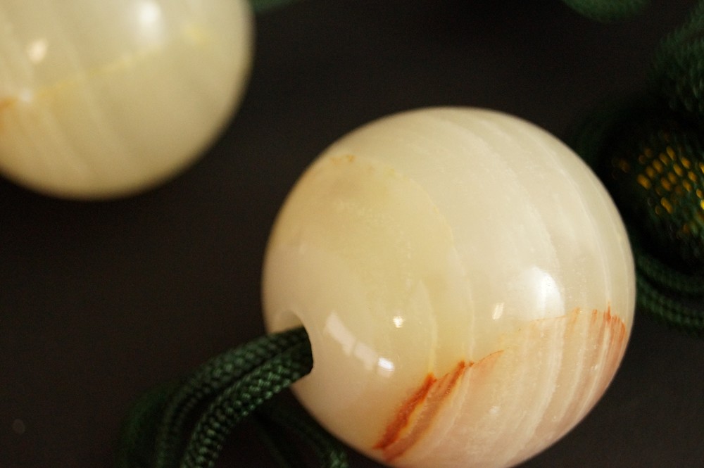 Fuchin Weisser Onyx Naturstein Quaste Gruen Nahaufnahme