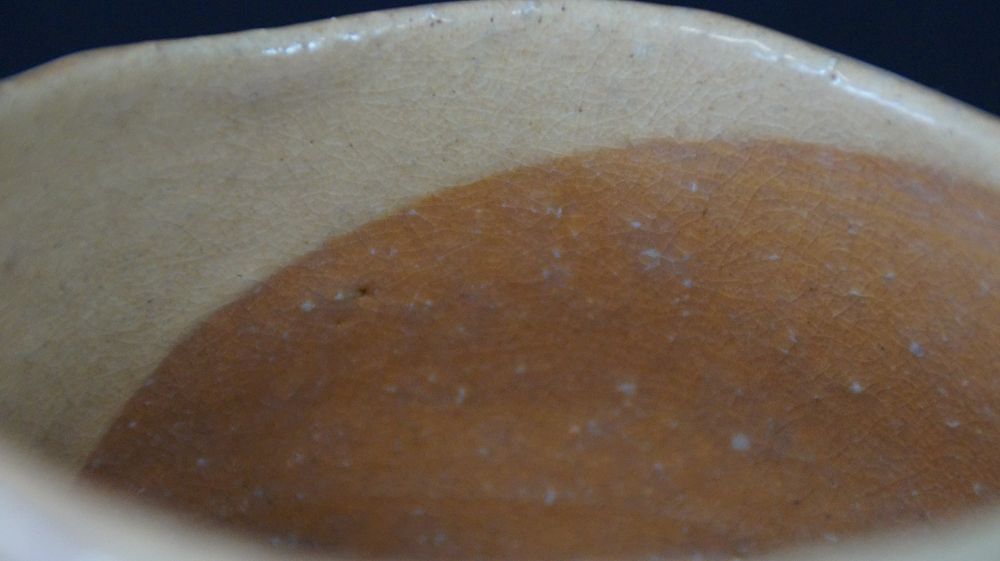 Nahaufnahme der zweifarbigen Innenglasur der Chawan Teeschale aus Raku-Keramik