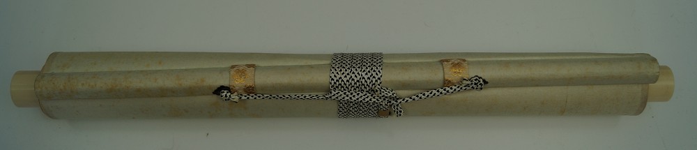 Pflaumenbaum Kakemono zusammengerollt