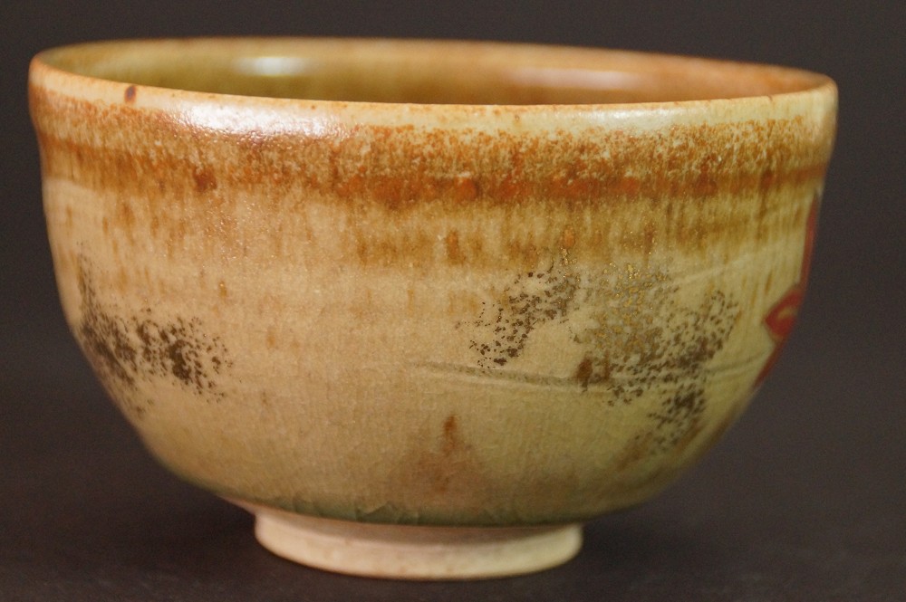 Weitere Seitenansicht des Chawan mit angedeutetem rotem Ahornblatt am Bildrand