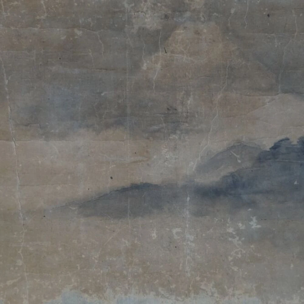 Fuji-Gipfel über dem Wolkenband mit dunklen, dunstigen Hügeln in lavierter Tusche