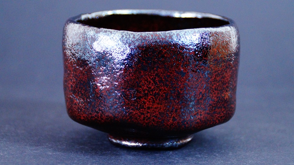 Chawan aus Raku-Keramik von Shoraku Sasaki in der Frontalansicht mit rotbraun-schwarz melierter Glasur