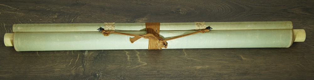 Zwój wiszący (kakemono) kobieta w kimonie zwinięty