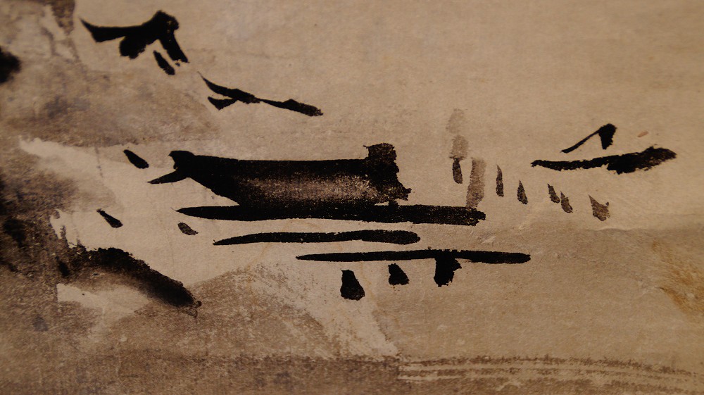 Nahaufnahme eines kleinen Bootes mit fliegenden Voegeln in der Tuschelandschaft von Kano Shushin