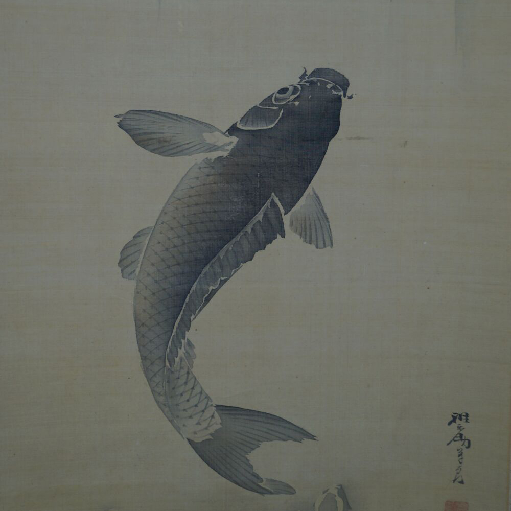 Weitere Nahaufnahme des Koi mit Kuenstlersignatur im Kakemono Koi am Wasserfall