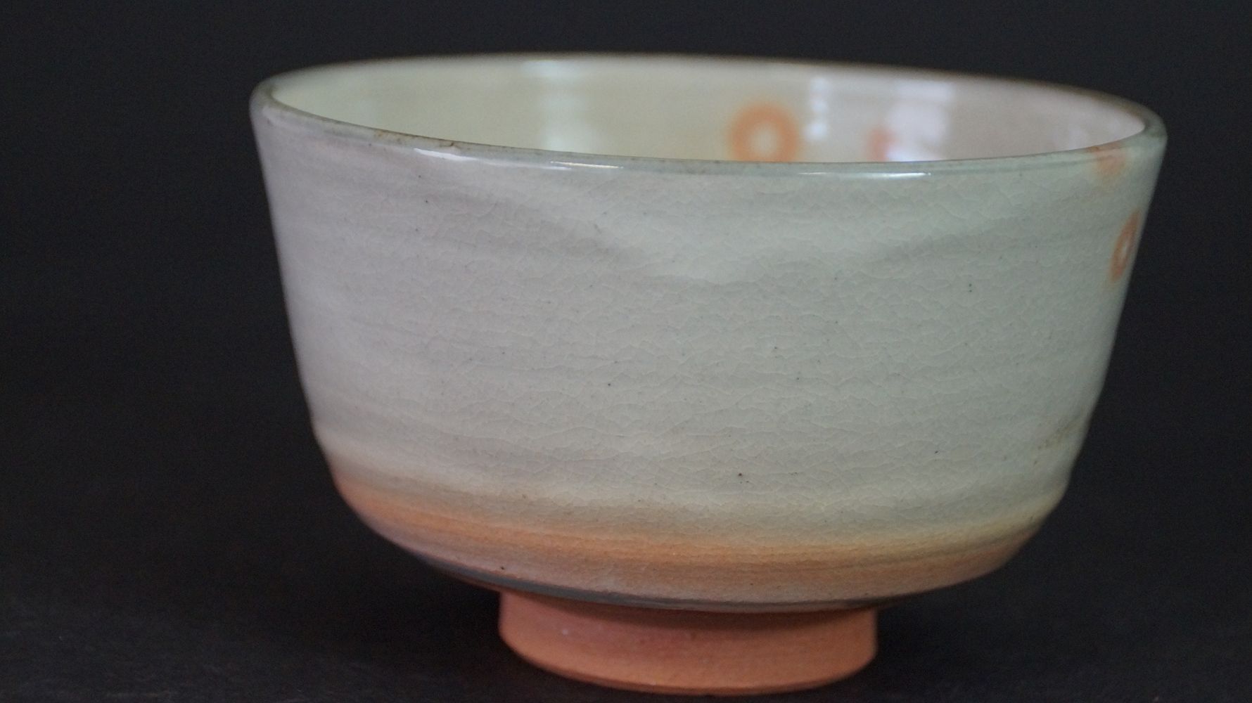Rueckseite der Chawan Teeschale aus Kyoto-Keramik mit orangefarbenem Punktmuster