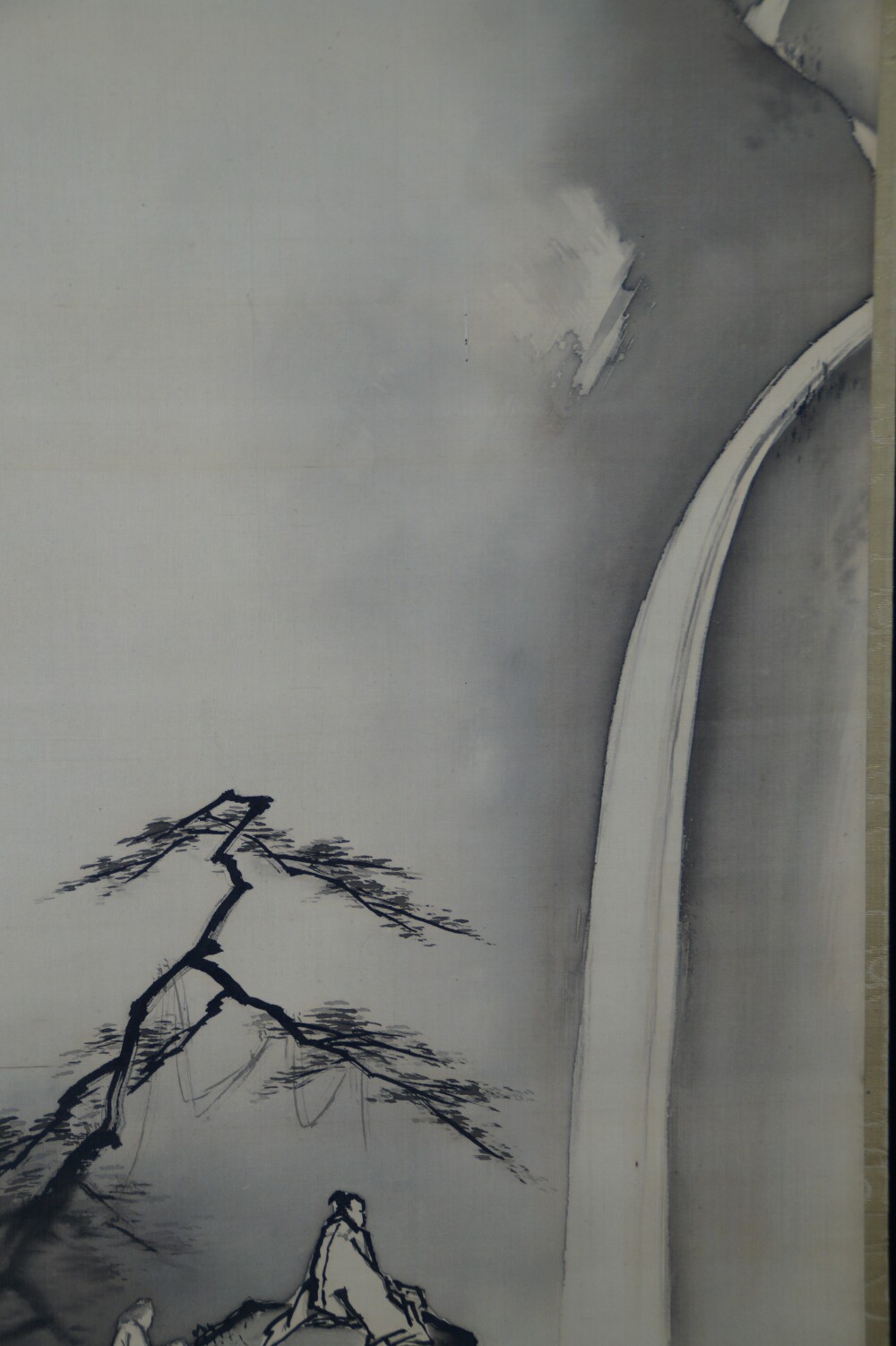 Weitere Nahaufnahme des Wasserfalls mit Kiefernzweig und der Silhouette der Figur im Kakemono Begegnung am Rand des Wasserfalls von Yagioka Shunzan