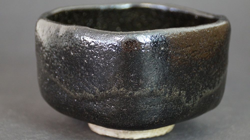 Weitere Ansicht der Chawan aus Raku-Keramik mit changierender schwarzer Glasuroberflaeche