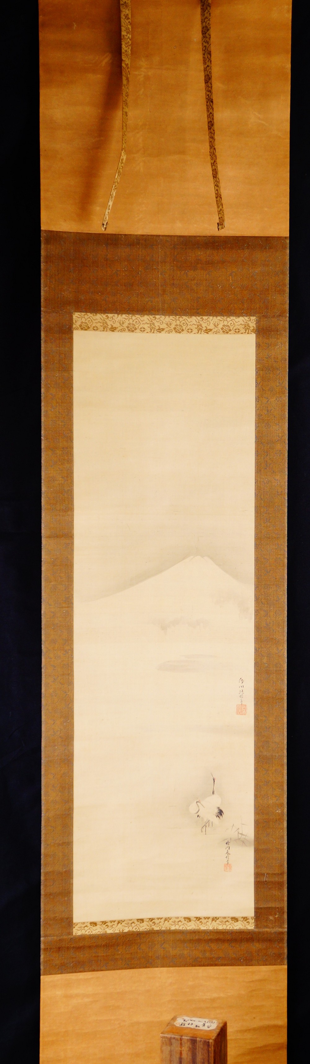 Gesamtansicht des Kakemono mit Kranichen vor dem Fuji, aufgehaengt mit Holzstaender