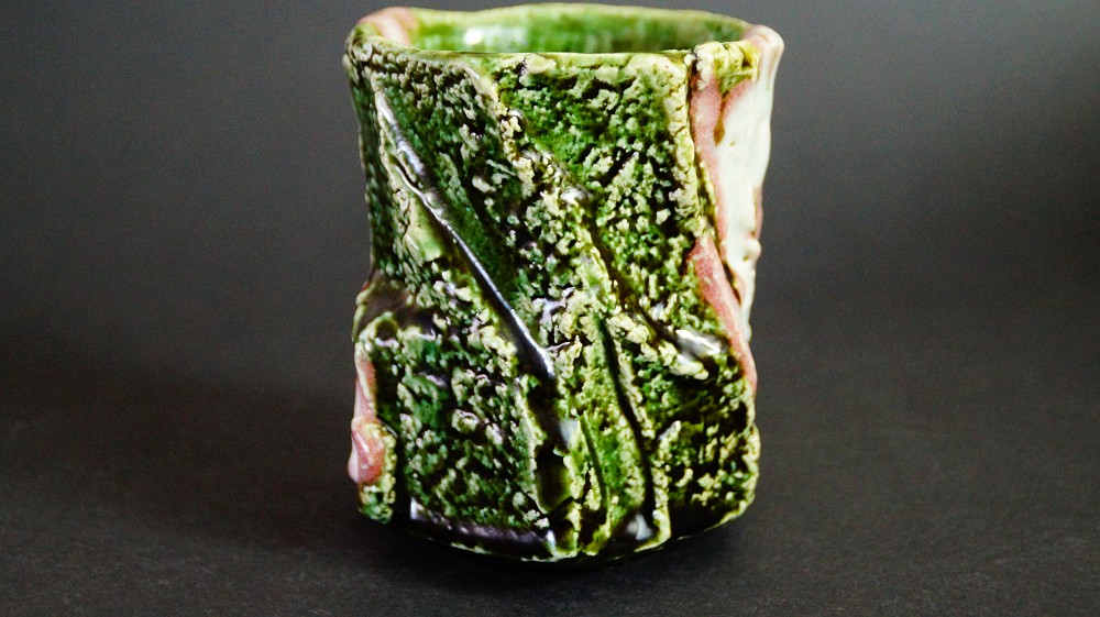 Cuenco de té yunomi de cerámica Oribe de Kawachi Hidetoshi vista posterior