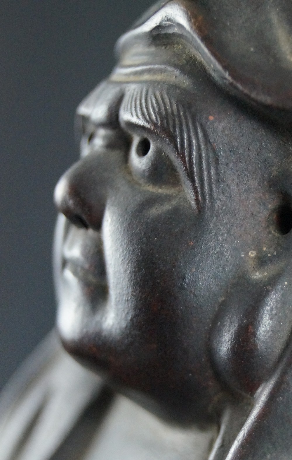 Bodhidharma Daruma grimmiger Blick Bizen Keramik Gesicht Profil Nahaufnahme 2