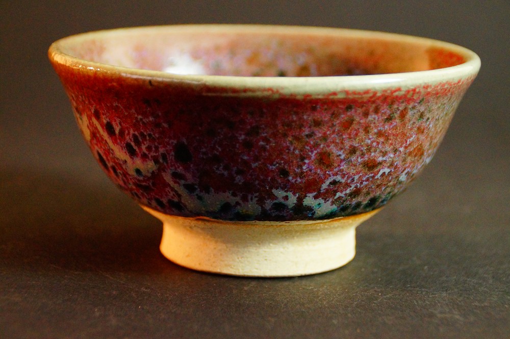 Weitere Seitenansicht des Chawan mit bunt gesprenkelter Glasur von Yamaoka Sanshu
