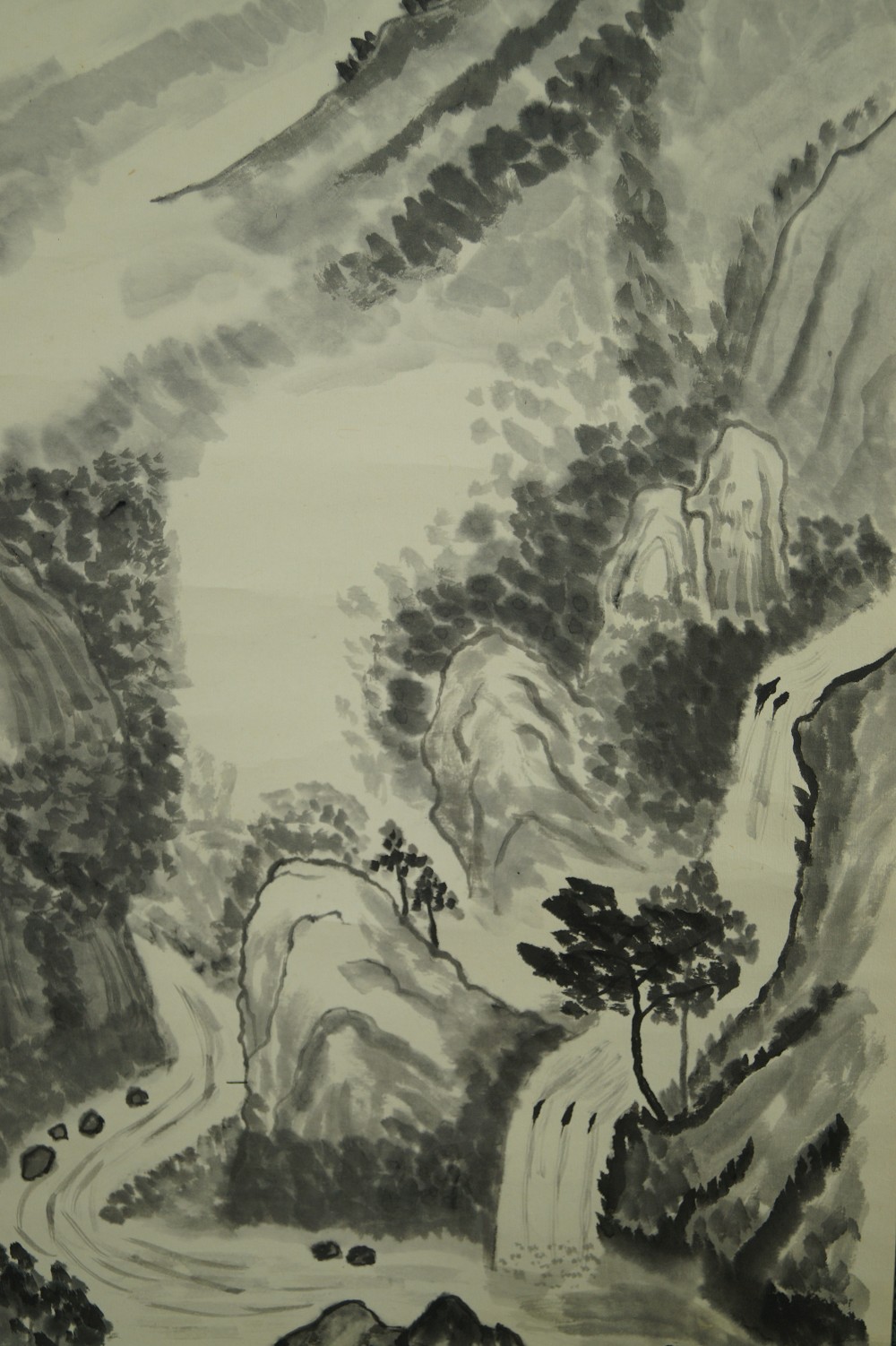 Landschaft mit Wasserfall und Floessern Nahaufnahme des Wasserfalls zwischen Baeumen und Felsen Landschaft Nahaufnahme 2